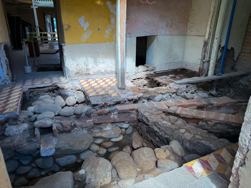 Desde enero de 2025, la Dirección de Áreas Históricas realiza inspecciones arqueológicas en la Casa Donoso, ubicada en el sector de El Vado, como parte del proyecto previo a la restauración de este bien patrimonial.