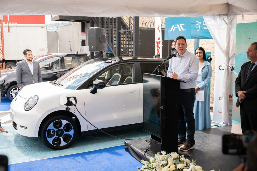 Cuenca inaugura puntos de carga para vehículos eléctricos en el Aeropuerto Mariscal La Mar