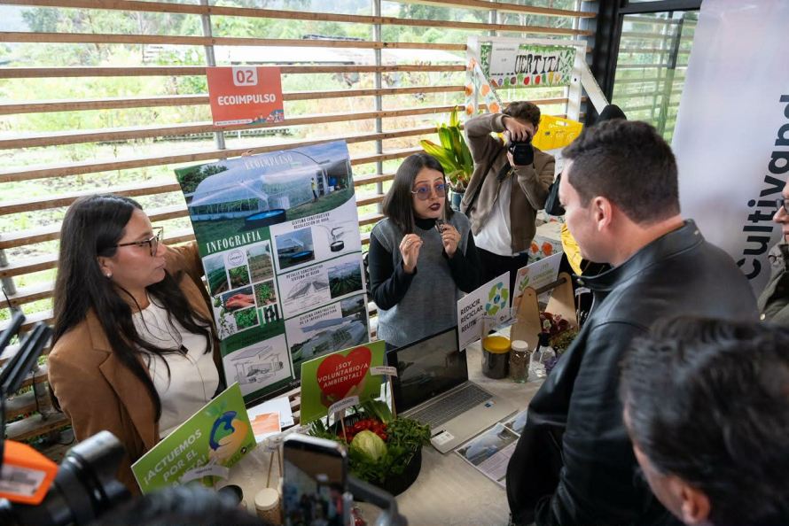 El Jardín Botánico de Cuenca fue el escenario de la Casa Abierta de Proyectos del Programa Acción Climática Juvenil (ACJ) – Ronda 2, un espacio donde se presentaron 20 proyectos desarrollados por jóvenes del cantón, enfocados en soluciones innovadoras frente al cambio climático.