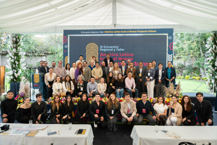 Con una carta, las ciudades participantes del III Encuentro Regional de la Organización de las Ciudades del Patrimonio Mundial (OCPM), reunidas en Cuenca, Ecuador, del 26 al 28 de noviembre de 2025, expresaron su compromiso conjunto con la regeneración de los centros históricos a través de la habitabilidad, reconociendo que el patrimonio —material e inmaterial— es un recurso esencial para construir ciudades más resilientes, sostenibles y vivas.