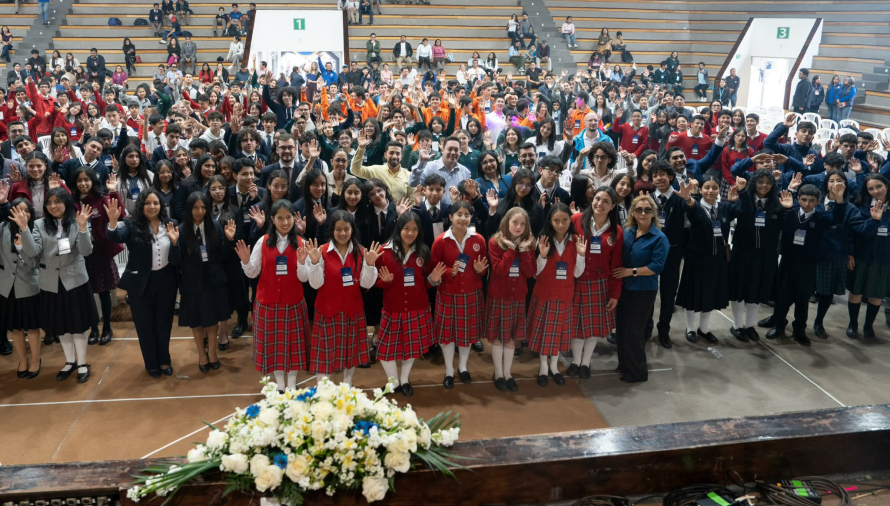 Con la participación de alrededor de 500 participantes entre estudiantes y docentes, este martes se desarrollaron con éxito las IV Olimpiadas Matemáticas Cuencanas en el coliseo de la Unidad Educativa Particular Borja, consolidando a Cuenca como una ciudad que apuesta por la educación, el conocimiento y el pensamiento lógico como pilares de su desarrollo.