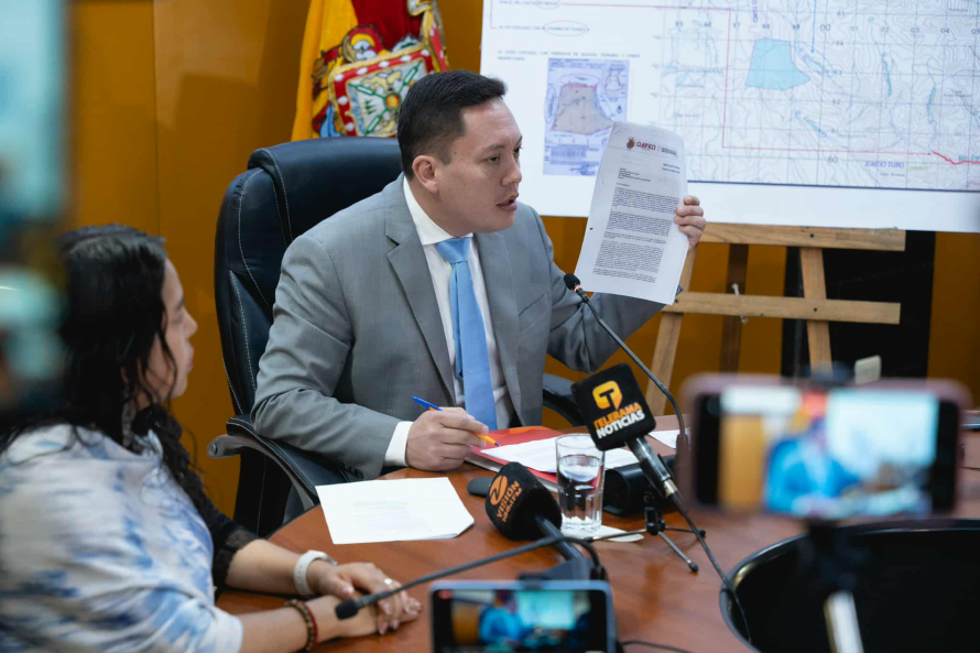El alcalde de Cuenca, Cristian Zamora, anunció en rueda de prensa la decisión de revertir la incorporación al Registro Catastral, efectuada el 13 de octubre de 2020, del predio con clave Nro. 0101710300005 de propiedad de la empresa minera Dundee Precious Metals Inc. 