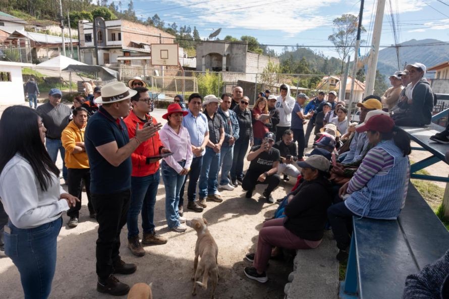 Alcalde Cristian Zamora socializa acciones que se ejecutan en Cochas de la parroquia Paccha