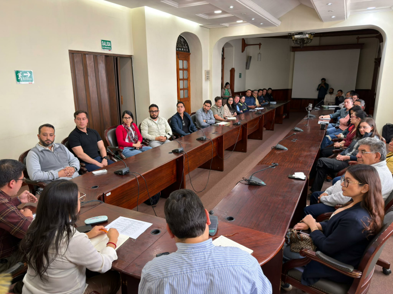 La alcaldesa subrogante y su equipo asesor se reunieron con los contratistas de la Corporación Municipal para establecer tres ejes de trabajo: transparencia, eficiencia y eliminación de trabas administrativas.
