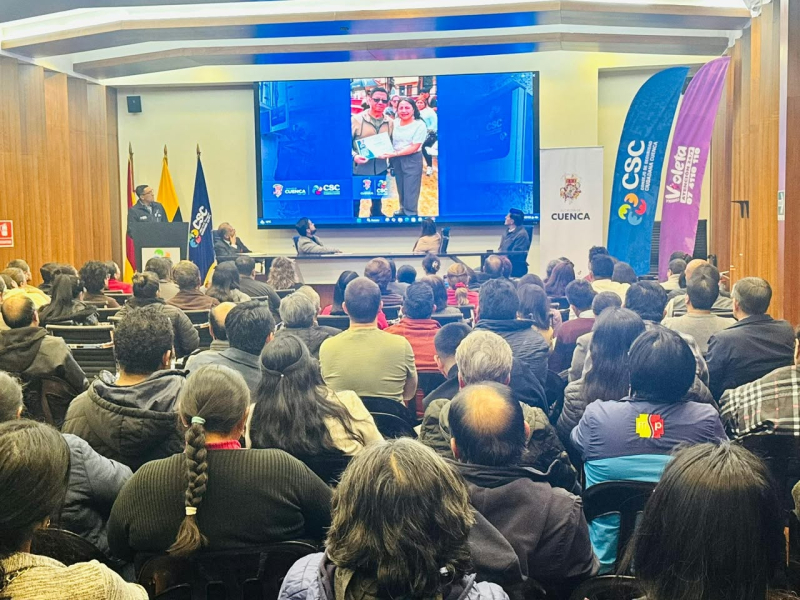La unión, la alegría y el compromiso de cientos de vecinos marcaron la noche del jueves 8 de octubre, cuando familias y dirigentes de 17 barrios de Cuenca se reunieron en el auditorio del Consejo de Seguridad Ciudadana (CSC) para recibir certificados y credenciales que les permiten acceder al sistema de alarmas comunitarias. En total, 1.596 ciudadanos forman parte de esta nueva entrega, orientada a fortalecer la prevención y la organización barrial.