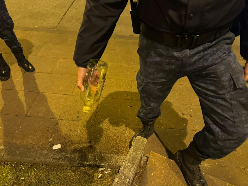 En respuesta a las alertas de la ciudadanía y con el objetivo de preservar la convivencia pacífica, la Guardia Ciudadana de Cuenca desplegó la madrugada de este sábado un operativo focalizado de control de libadores y vigilancia preventiva en puntos estratégicos del cantón.