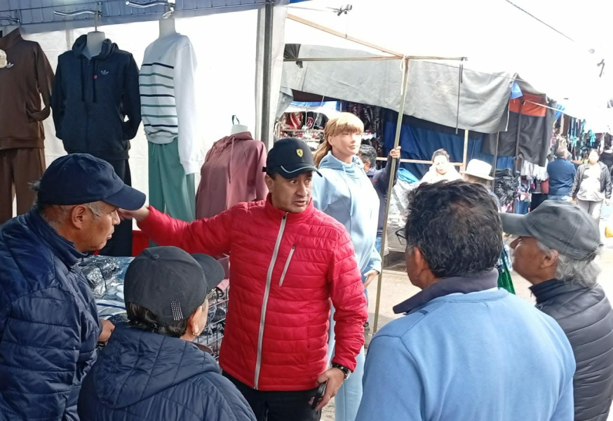 Un grupo de comerciantes del Recinto Ferial paralizaron las actividades en el sector del mercado El Arenal, incluyendo el servicio del tranvía y buses urbanos (prohibido por la Constitución en su Art. 326) alegando que por falta de control de informales que en los miércoles de feria, llegan desde otras regiones del país a vender sus productos.