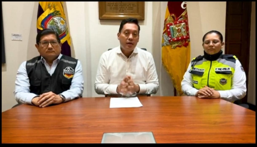 La noche de este martes, el alcalde Cristian Zamora anunció la designación de Cindy Gabriela Bailón como nueva Jefa de Tránsito de la Empresa de Movilidad EMOV EP. El acto contó con la presencia de la funcionaria y del gerente general de la institución, Lenin Guzmán.