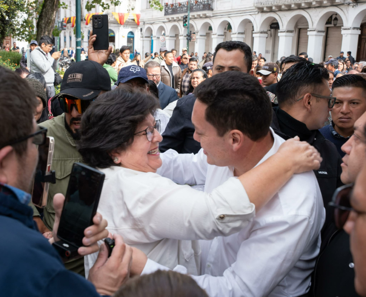 Contundente fue el respaldo ciudadano que se evidenció la mañana de este martes en los exteriores de Radio La Voz del Tomebamba, para el alcalde, Cristian Zamora, quien en la madrugada fue objeto de un allanamiento a su vivienda por parte del personal de Fiscalía y Policía Nacional.