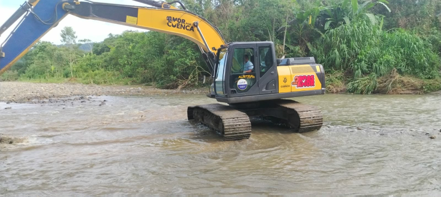 La fuerte temporada invernal que azota la zona austral, ha generado emergencias por inundaciones en varios sectores del cantón Cuenca. Las zonas más afectadas son las colindantes con las márgenes del río Yanuncay, que alcanzó este jueves picos superiores a 100 m³ por segundo, anegando el paso por varios sectores e incluso la caída de varios puentes en el sector de Barabón.