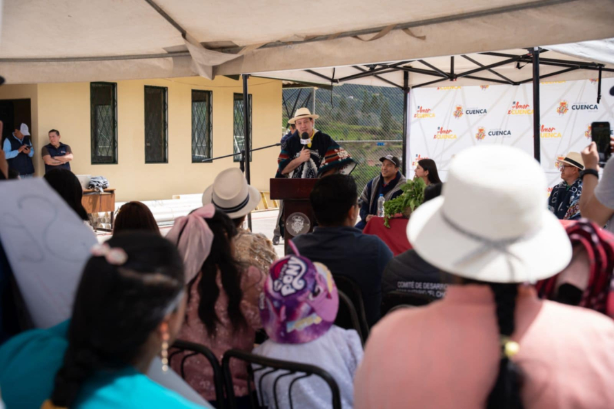 La Alcaldía de Cuenca, a través de la Dirección de Obras Públicas, ejecuta el mantenimiento integral de la casa comunal, cancha y graderíos de la comunidad La Playa de los Ángeles, en la parroquia Santa Ana. La inversión asciende a USD 9.500 y beneficia directamente a 300 familias.