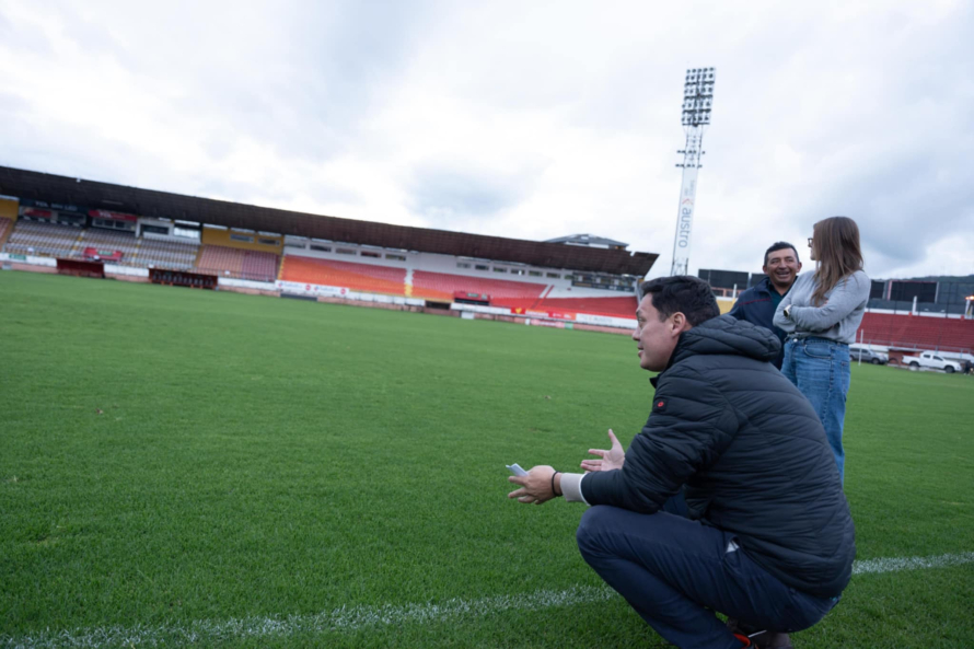Con una inversión de 1 millón de dólares, hoy iniciaron las nuevas obras de remodelación del Estadio Alejandro Serrano Aguilar, uno de los escenarios deportivos más importantes de Cuenca.