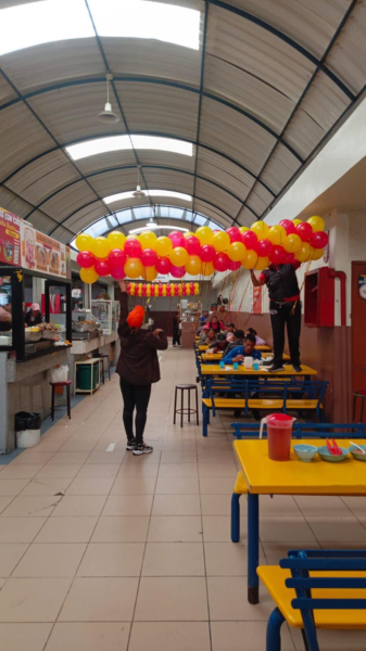 Con el embanderamiento y el cuadrangular de Indor Intermercados iniciaron las actividades programadas por los 71 años de creación del mercado 10 de Agosto y el primer aniversario de la certificación como Mercado Gastronómico.