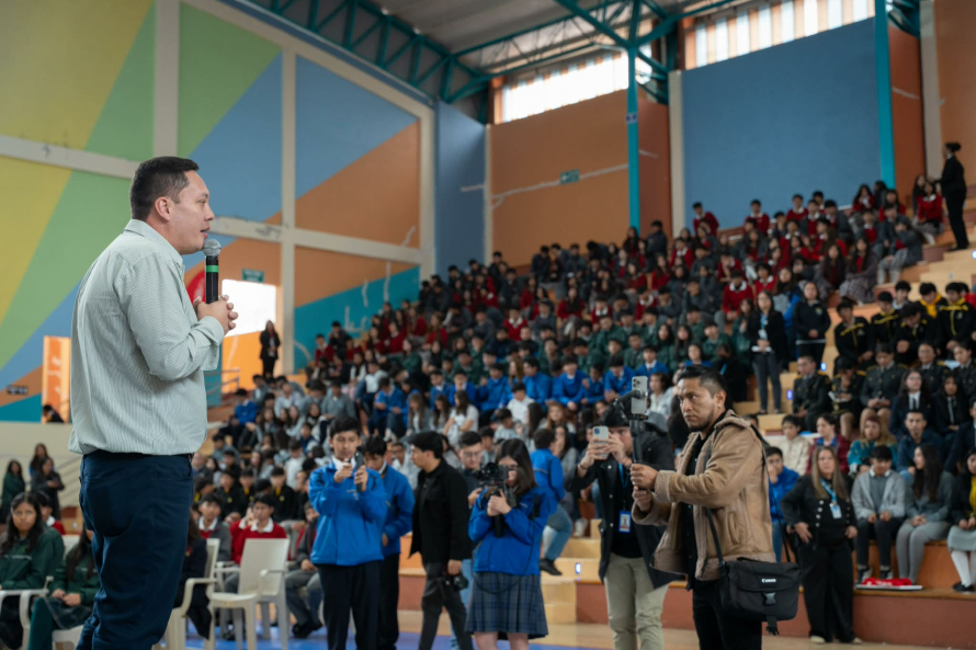 Con el objetivo de promover el bienestar emocional, el empoderamiento personal y el ejercicio de derechos en la adolescencia, este viernes 13 de marzo se desarrolló el evento “Salud Mental y Bienestar: Adolescentes con Derechos en Cuenca”, en el coliseo de la Unidad Educativa Técnico Salesiano.  