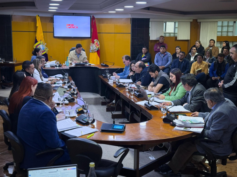 Por convocatoria del alcalde Cristian Zamora, el Concejo Cantonal conoció y resolvió en primer debate, por 11 votos a favor y 5 en contra (concejales Román Carabajo, Jenny Bermeo, José Fajardo, Federico Guzmán y Mónica Pesántez)  la aprobación de la ORDENANZA DEROGATORIA DE LA ORDENANZA QUE CONTROLA Y SANCIONA EL USO Y OCUPACIÓN DE SUELO EN EL CANTÓN CUENCA y su ordenanza reformatoria.