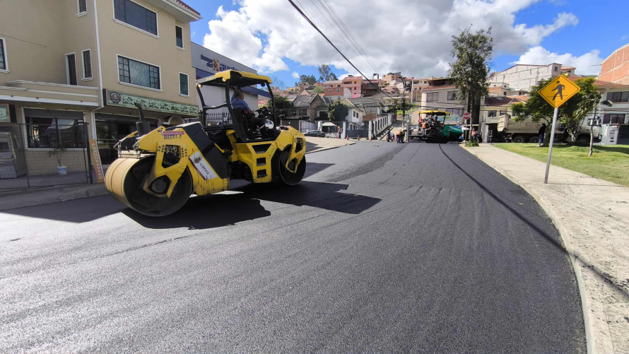 La Alcaldía de Cuenca a través de la Dirección de Obras Públicas, ha ejecutado en  estos 27 meses de la administración del alcalde Cristian Zamora, 32km de asfalto en el área urbana y rural, con una inversión de USD 3.884. 395.