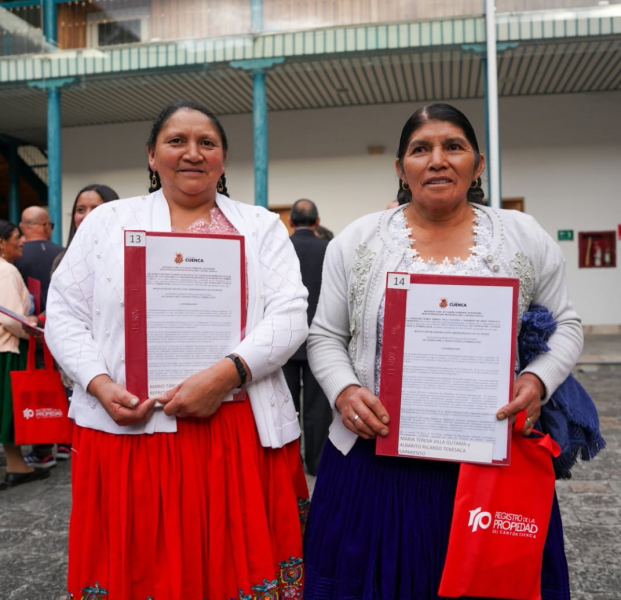 La Alcaldía de Cuenca entregó las resoluciones de adjudicación de bienes mostrencos para brindar seguridad jurídica y reconocer de manera formal el derecho de propiedad a 25 familias,  que hasta ahora no contaban con la regularización correspondiente.
