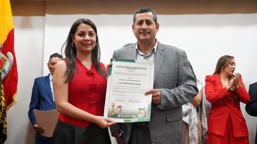 La Empresa Pública Municipal de Aseo de Cuenca - EMAC EP realizó la sesión solemne en homenaje a sus 27 años de vida institucional, en el auditorio del Jardín Botánico. El acto contó con la presencia de aproximadamente 200 asistentes, entre trabajadores de la EMAC EP e invitados especiales, y se desarrolló con el apoyo de la Alcaldía de Cuenca.