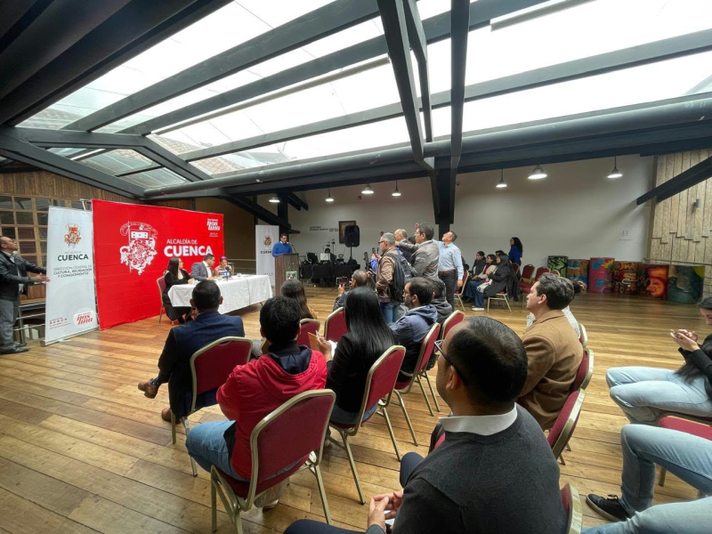 La Alcaldía de Cuenca, a través de la Dirección General de Cultura, Recreación y Conocimiento, presentó, mediante rueda de prensa, la Convocatoria Movicultura, Fondos Concursables para la Circulación de Obras Escénicas y Musicales, un nuevo mecanismo que permitirá seleccionar 70 propuestas de artes escénicas y musicales, con una inversión de USD 120.000 en incentivos económicos no reembolsables. Las postulaciones estarán abiertas del 28 de septiembre al 11 de octubre de 2026.