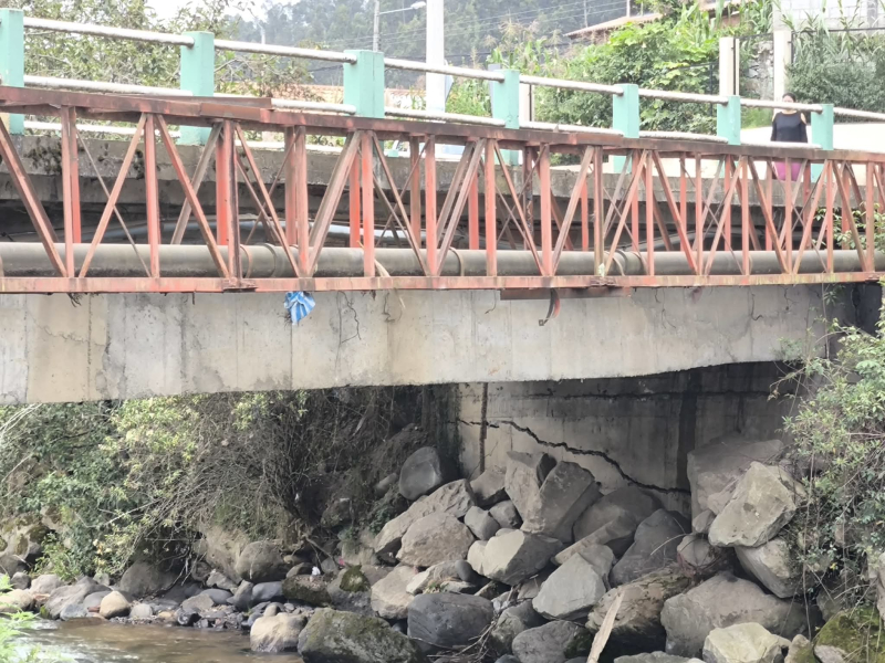 Desde el próximo viernes 27 de marzo, la circulación vehicular del puente de Ochoa León, sobre el río Machángara, será cerrado en su totalidad, por motivos de seguridad porque su infraestructura presenta fisuras en su base. 