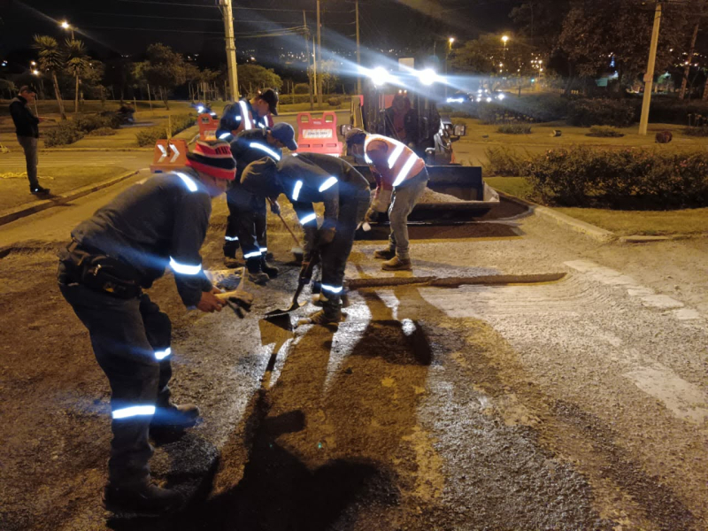 Con el objetivo de mejorar las condiciones de circulación y garantizar la seguridad vial, la noche de este martes y la madrugada del miércoles 24 de diciembre de 2025,  la Dirección de Obras Públicas del Municipio de Cuenca. ejecutó el mantenimiento del pavimento flexible(bacheo),  en la avenida Max Uhle,  vía que actualmente soporta alto flujo vehicular debido a las obras de construcción del nuevo Distribuidor de Tráfico.
