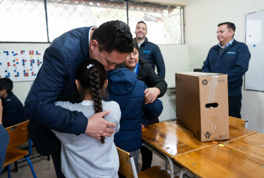El Municipio de Cuenca, realizó la entrega de computadoras a la escuela Claudio Neira Garzón, que trabaja con niños, niñas y jóvenes con discapacidad sensorial auditiva, visual y multidiscapacidad.
