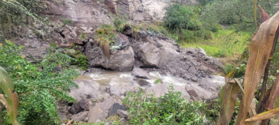 Se registra la caída puntual de bloques y rocas por saturación del suelo en el sector Zhucay, parroquia Tarqui. La inspección técnica evidencia un estrangulamiento del cauce del río Tutupali debido a la acumulación de sedimento, vegetación y rocas, lo que ha generado un incremento del nivel del agua. Actualmente, no hay afectación a viviendas, pero en la parte alta se identifican viviendas en posible riesgo.