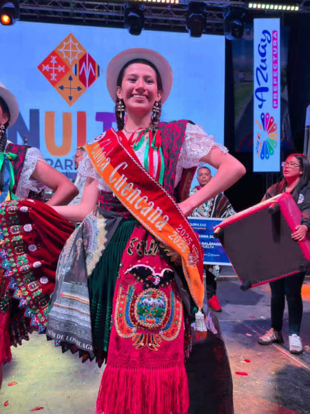 Con una tarde llena de cultura, tradición y orgullo rural, se llevó a cabo la elección de la Chola Cuencana 2025-2026, evento organizado por el Consorcio de Gobiernos Parroquiales Rurales de Cuenca, con el apoyo del Municipio de Cuenca y diversas instituciones locales.