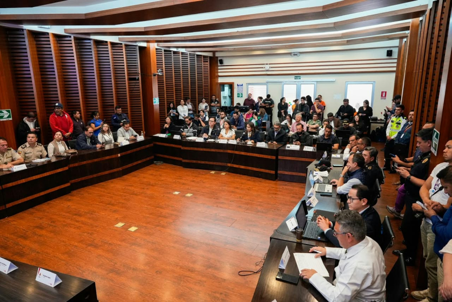 Como parte de las acciones de preparación y prevención frente a los posibles efectos del fenómeno de El Niño y la declaratoria de alerta roja nacional, el Municipio de Cuenca, a través de la Dirección de Gestión de Riesgos, desarrolla un simulacro de emergencia por movimientos en masa e inundaciones en las parroquias Chaucha y Molleturo, así como por un evento sísmico en la ciudad de Cuenca.