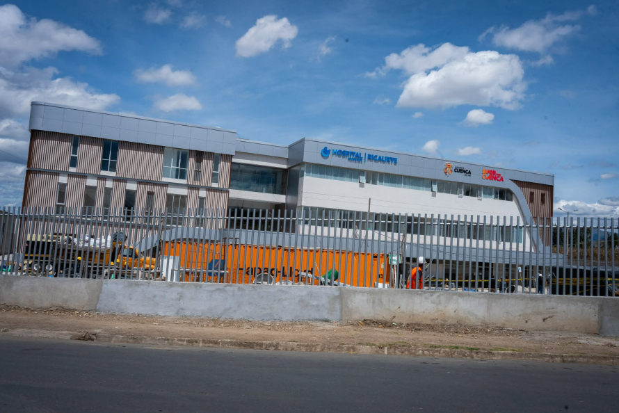 La alcaldesa (S)  de Cuenca, Marisol Peñaloza, recorrió hoy, jueves 13 de agosto de 2026,  las instalaciones del Hospital Municipal de Ricaurte, para constatar el avance de las obra que registran un 80 % de ejecución y que permitirá ampliar el acceso a servicios de salud de calidad para la población rural del Cantón.