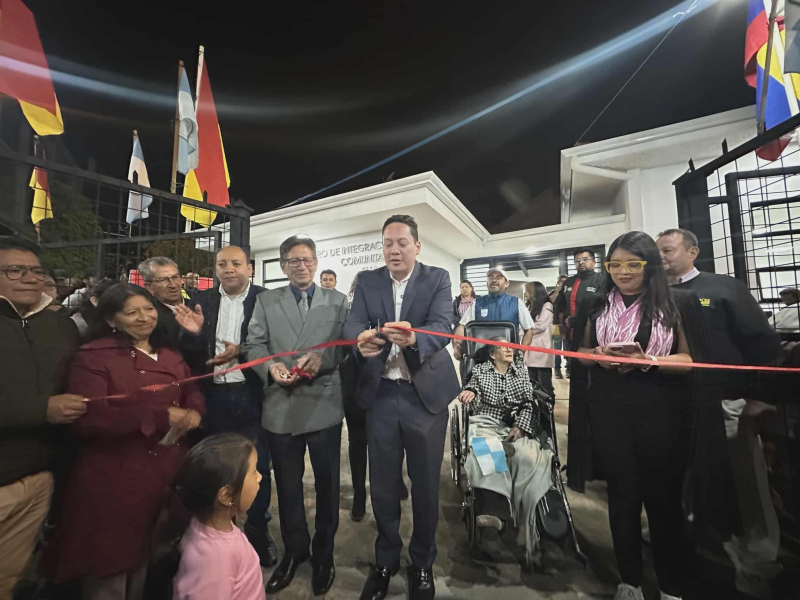 Un espacio moderno, iluminado de ventanales grandes,  pared de acero oxidado y puertas corredizas son las características  del nuevo Centro de Integración Comunitario Elia Liut, que la noche de este jueves, inauguró el alcalde de Cuenca, Cristian Zamora.
