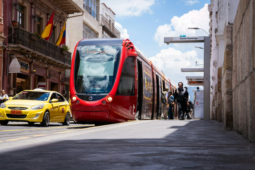 El Tranvía de Cuenca, que inició su operación comercial el 22 de septiembre de 2020, mantiene parámetros positivos que lo han  convertido en el medio de transporte de la ciudad. Mantiene un  99 % de puntualidad y una tasa promedio de ocupación del 51,4 %. es decir entre 27 y 28 mil usuarios por día. Además, ha evitado  la emisión de 81.527 toneladas de CO₂ a la atmósfera, al ser 100% eléctrico, según registros hasta junio de 2026.