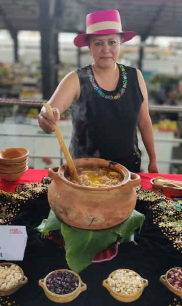   Sandra Barros, comerciante del Mercado 12 de Abril, fue designada oficialmente como “Embajadora Culinaria” de los mercados de Cuenca, esto tras la deliberación del jurado calificador quienes tras la degustación de una variedad de platos elaborados a base de maíz, designaron como ganador al tradicional Mote Pata presentado por la comerciante.