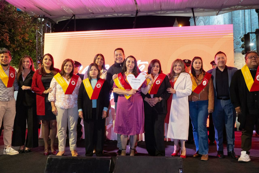 La Alcaldía de Cuenca, a través de la Dirección de Participación y Gobernabilidad realizó el acto público de posesión de las 32 directivas de los Consejos Barriales urbanos, electas mediante un proceso democrático, transparente y participativo. El evento se desarrolló en la calle Sucre frente al Parque Calderón, un espacio simbólico de la ciudad.   Esta segunda edición reconoce el liderazgo comunitario que sostiene el tejido barrial del cantón Cuenca.