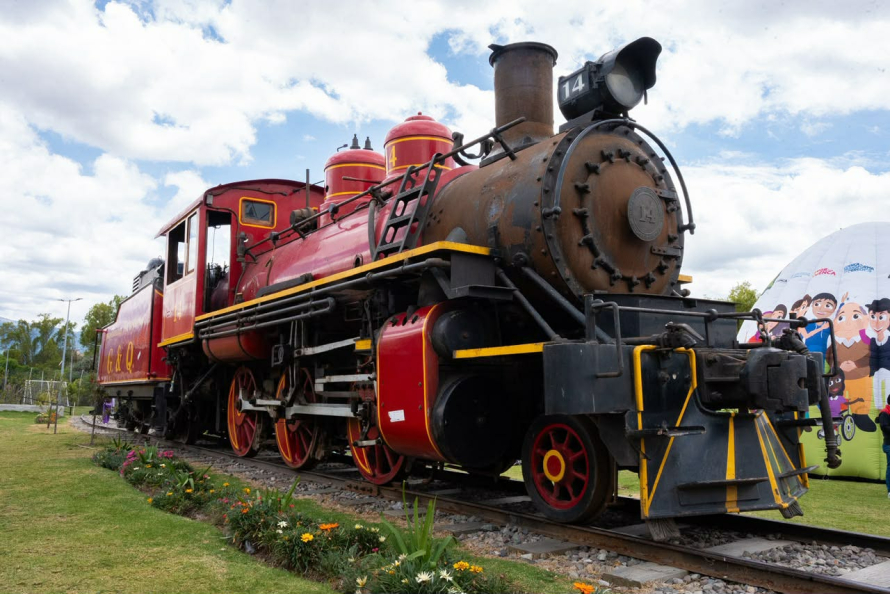 En medio de un ambiente festivo, el Gobierno Nacional, a través del Ministerio de Infraestructura y Tecnología, entregó este viernes 14 de agosto la locomotora N.° 14 a la Alcaldía de Cuenca para que sea incorporada al Parque Estación del Ferrocarril Coronel Miguel Ángel Estrella.