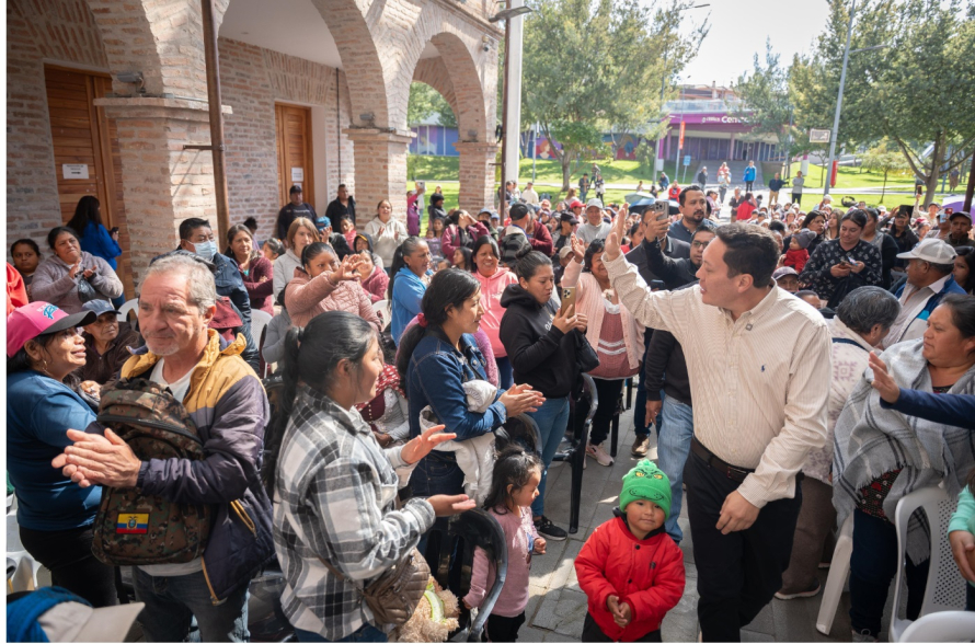 En un trabajo articulado entre la Alcaldía de Cuenca y Acción Social Municipal, se realizó la entrega de 593 kits de alimentos a familias de grupos de atención prioritaria provenientes de parroquias urbanas y rurales del cantón. Esta iniciativa tiene como objetivo brindar apoyo alimentario a personas en situación de pobreza y pobreza extrema, contribuyendo a mejorar su calidad de vida.