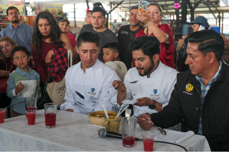 David Ordóñez del Mercado 10 de Agosto, fue el ganador de la III edición del Festival de la Fanesca, cuya final se cumplió la mañana de este jueves en el mercado 12 de Abril. “Estoy muy feliz por este reconocimiento y agradezco a todos los comerciantes de mi mercado por el apoyo y confiar en mi para representarlos”, dijo el ganador. 