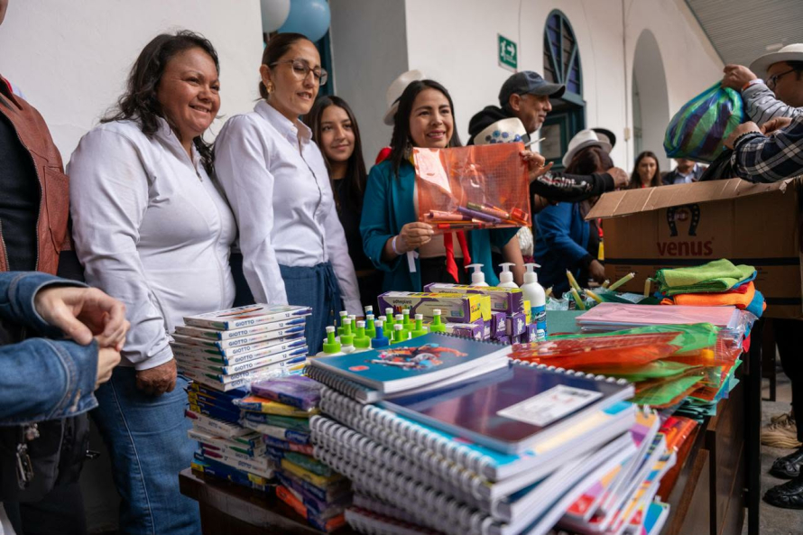 La solidaridad de Cuenca superó las expectativas. La Educatón 2026, impulsada por la Alcaldía de Cuenca recolectó más de 2.000 kits escolares, duplicando la meta inicial planteada para apoyar a niñas y niños de diferentes sectores del cantón.