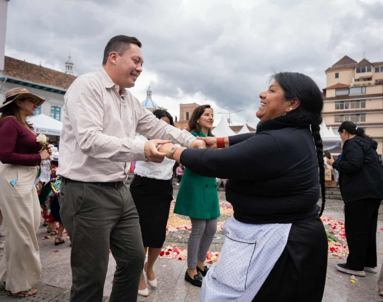 En la emblemática Plaza San Francisco, se inauguró oficialmente el Warmi 2025, un encuentro que durante tres días 24, 25 y 26 de octubre reunirá a mujeres rurales y urbanas del Azuay para fortalecer su liderazgo, compartir experiencias, impulsar sus emprendimientos y celebrar la fuerza transformadora de la mujer azuaya.