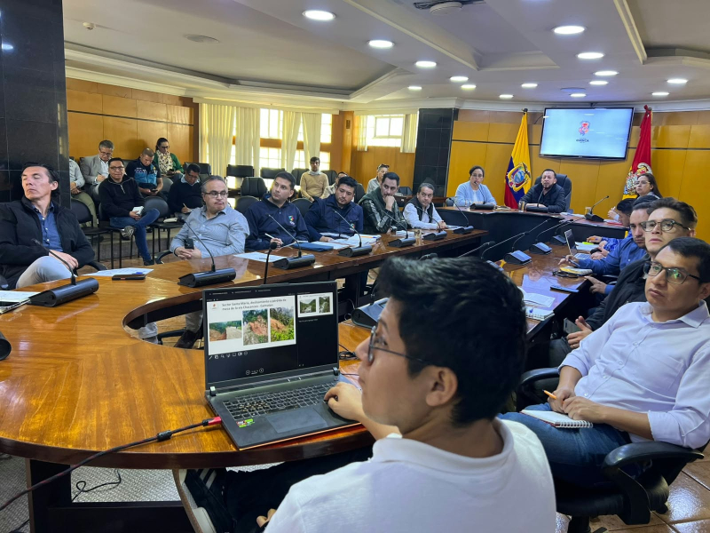 Con el objetivo de evaluar los trabajos ejecutados y coordinar las acciones pendientes en la comunidad Luz y Guía, zona costanera de la parroquia Molleturo, declarada en emergencia ante la presencia del fenómeno de El Niño, la Mesa Técnica 3 del Comité de Operaciones de Emergencia (COE) Cantonal sesionó la mañana de hoy en la saka de Sesiones del Consejo Cantonal.