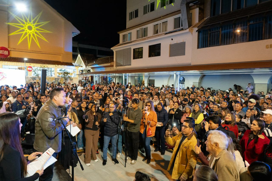 Una escultura de corazón, decenas de familias reunidas y una noche llena de sorpresas marcaron la reapertura del Pasaje Pedro Toulop. El alcalde Cristian Zamora inauguró este domingo la rehabilitación de este histórico espacio ubicado entre las calles Hermano Miguel y Borrero, devolviendo al centro de Cuenca un lugar olvidado durante décadas.