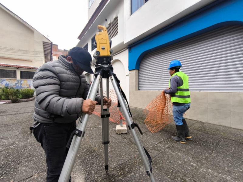 La Municipalidad de Cuenca, a través de la Dirección de Obras Públicas, inició la mañana de este lunes, los trabajos de regeneración urbana en el pasaje Padre Pedro Toulop, como parte de la propuesta 47 “Activación de espacios públicos” del plan de trabajo 2023-2027.