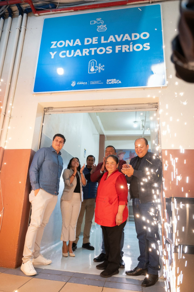 Un total de USD 20.098,94 destinó la Alcaldía de Cuenca, para la readecuación en los Cuatros Fríos y Lavaderos Comunitarios del Mercado 10 de Agosto, obra que fue entregada la mañana de este jueves 20 de noviembre, a los comerciantes.