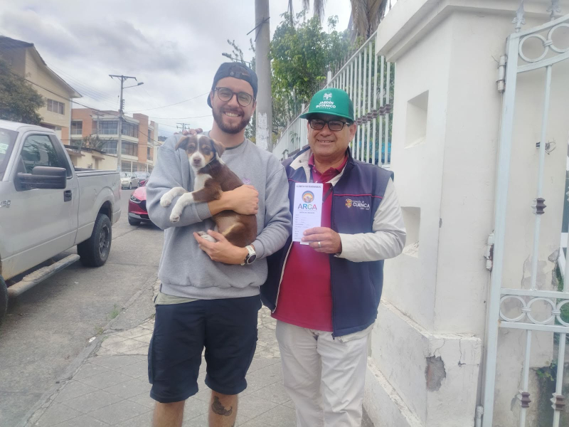 Una mascota que fue rescatada en el sector de Balzay, a orillas del río Tomebamba, encontró un hogar responsable tras despertar amplia solidaridad ciudadana. El operativo permitió atender tanto la situación del animal como la de la persona en vulnerabilidad junto a la cual se hallaba.