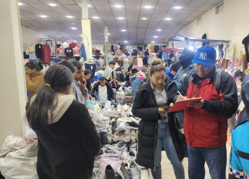 En el marco de las acciones permanentes para garantizar el orden, la seguridad y el adecuado uso del espacio público, el Municipio de Cuenca desarrolló una nueva jornada de operativos interinstitucionales de control en los alrededores de la Feria Libre.