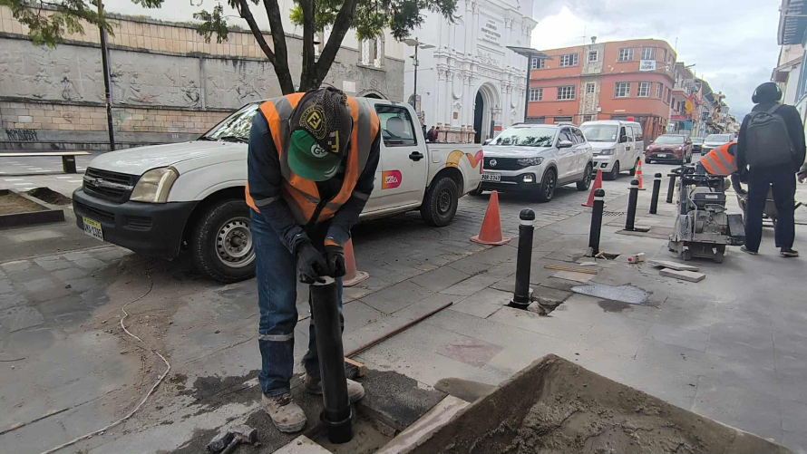 El Municipio de Cuenca a través de la Dirección de Obras Públicas avanza con el retiro de los bolardos de hormigón que se encuentran en diferentes lugares de la urbe. Hasta el momento se han quitado 500.