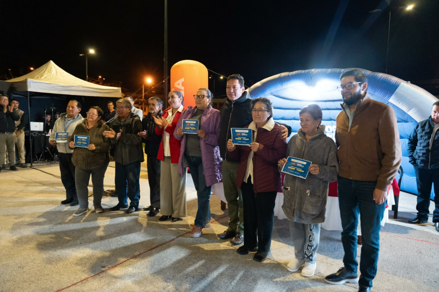 En un acto desarrollado en el parque del barrio Los Alpes, el Consejo de Seguridad Ciudadana de Cuenca (CSC), junto a la Alcaldía de Cuenca, entregó certificados y credenciales para el uso de modernos sistemas de alarmas comunitarias a familias de Los Alpes, Eugenio Espejo, Comerciantes de la Hurtado de Mendoza, San Vicente y Retamas Altas, como parte del programa “Vecinos Organizados, Comunidades Preparadas y Seguras”.
