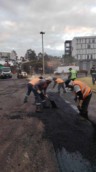 La brigada de caminos nocturna de la Dirección de Obras Públicas ejecutó durante la noche de este viernes 30 los trabajos de bacheo y mantenimiento de pavimento flexible en dos sectores estratégicos de la ciudad de manera simultanea:     •    Redondel Av. 12 de Octubre e Isabel la Católica     •    Francisco Moscoso y 24 de Mayo
