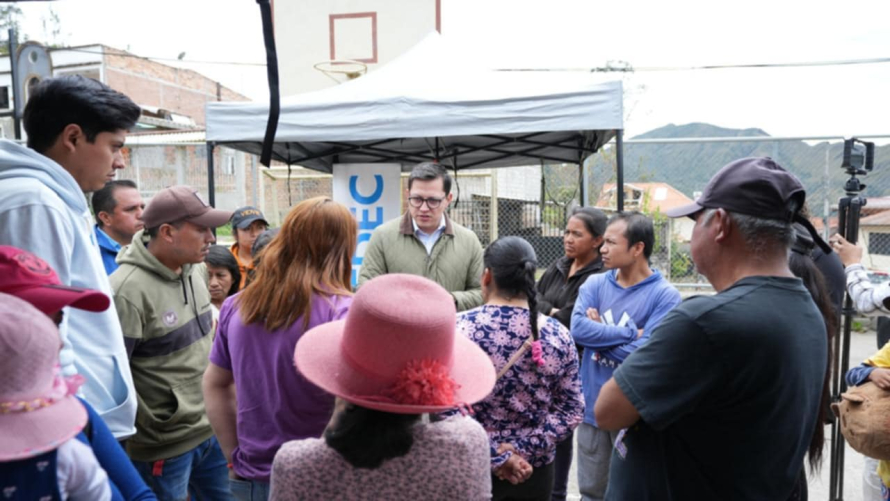 Con la entrega de más de 32 kits de asistencia humanitaria a familias afectadas por los deslizamientos en la comunidad de Cochas, parroquia Paccha, el Municipio de Cuenca refuerza su respuesta ante una emergencia activa que mantiene en riesgo a decenas de viviendas.