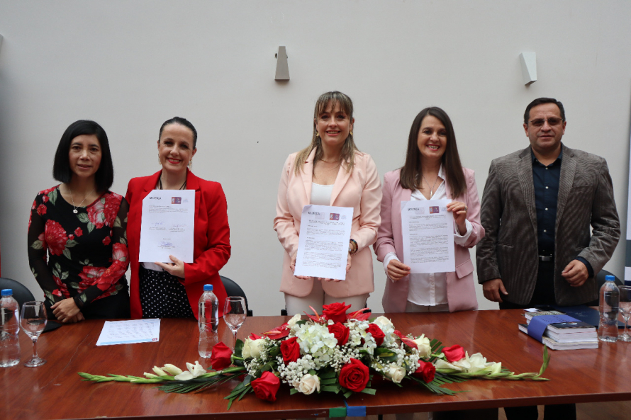 Acción Social Municipal y Universidad de Cuenca firman convenio en favor de envejecimiento activo y saludable